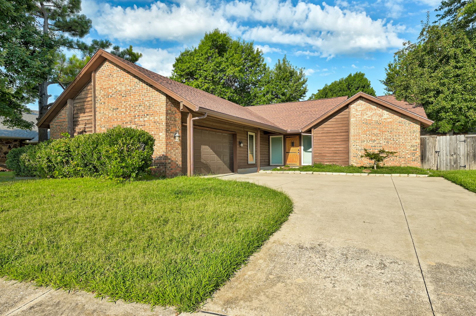 Charming 3-Bed, 2-Bath Home in West Norman – Minutes from Sooner Mall – photo 1
