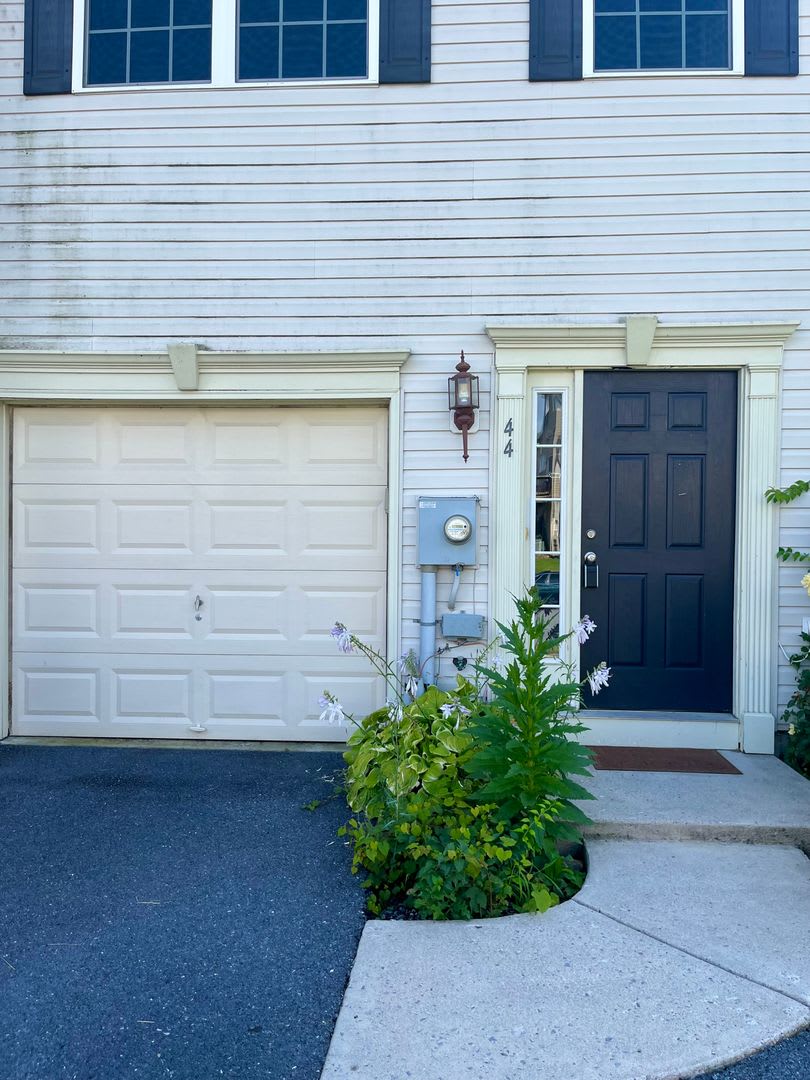 Beautiful End-Unit Townhome – 4 Bedrooms, 2 Full Baths & 2 Half Baths – photo 3