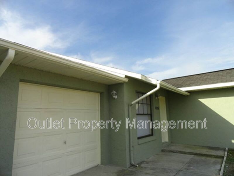 7526 University Garden Dr – photo 2