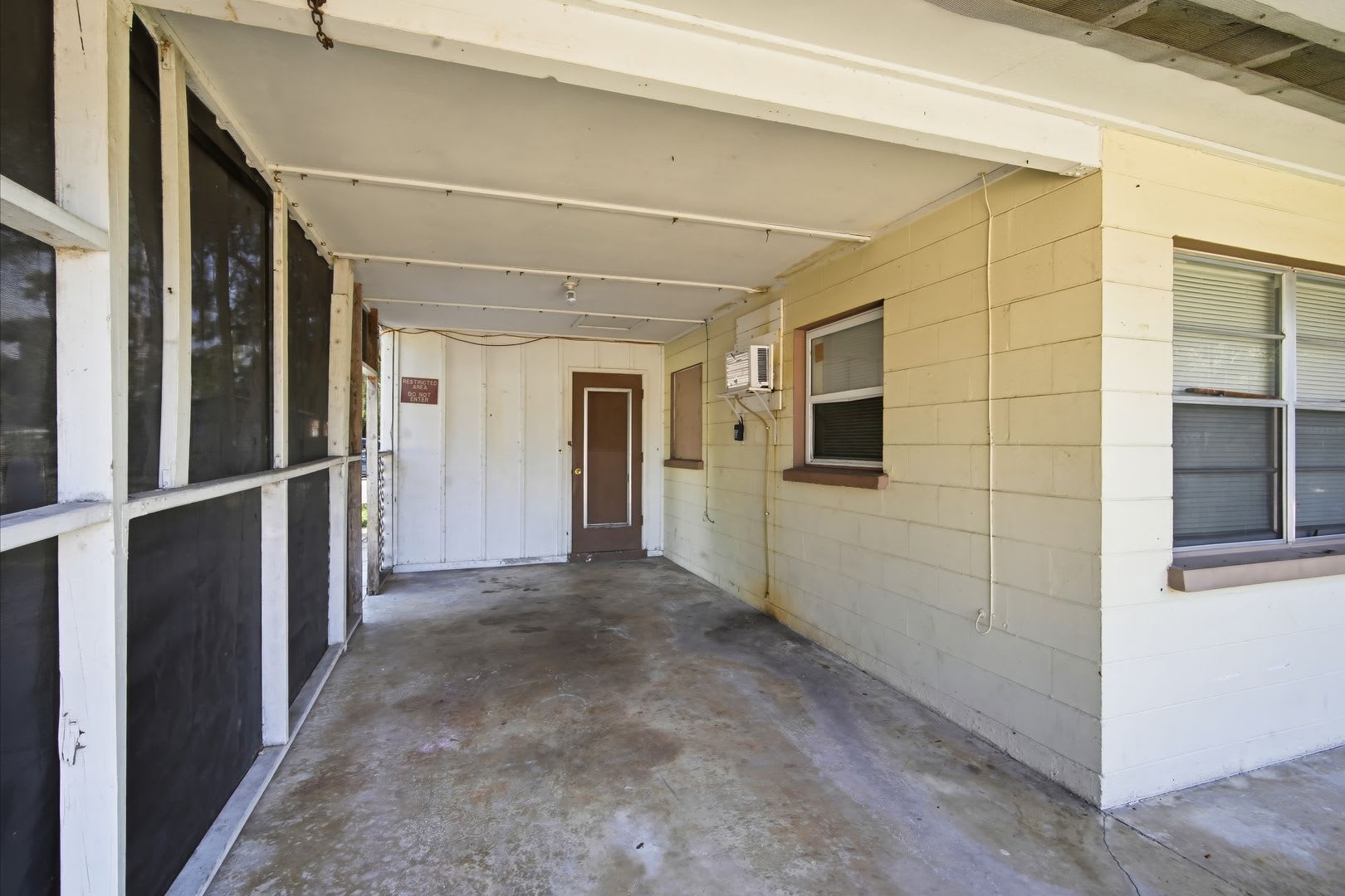 Cozy 1-Bedroom Corner Unit with Large Yard! – photo 4