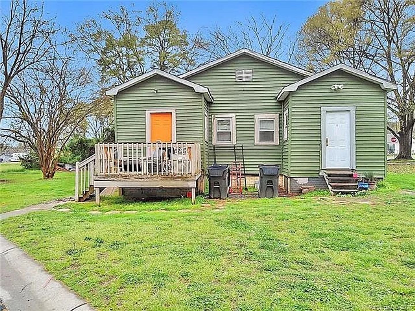 Room in 3 Bedroom Home at Centre St – photo 3