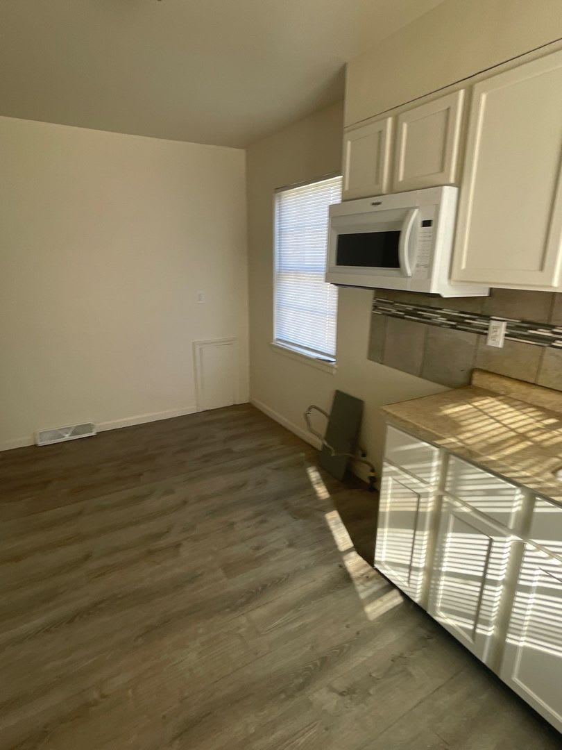 Cute 3 bed 1 bath with detached Garage – photo 2