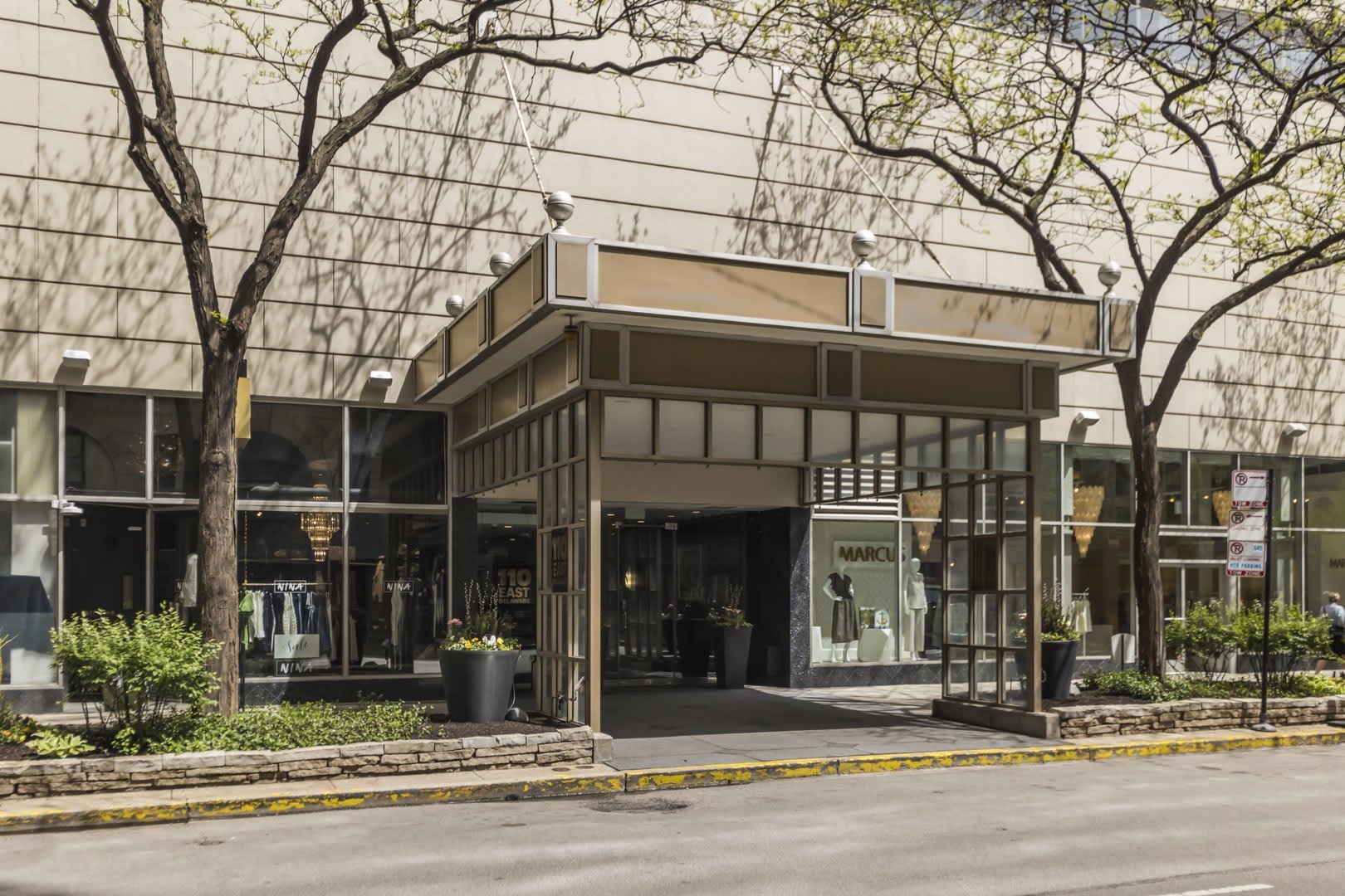 110 E Delaware Place – photo 1