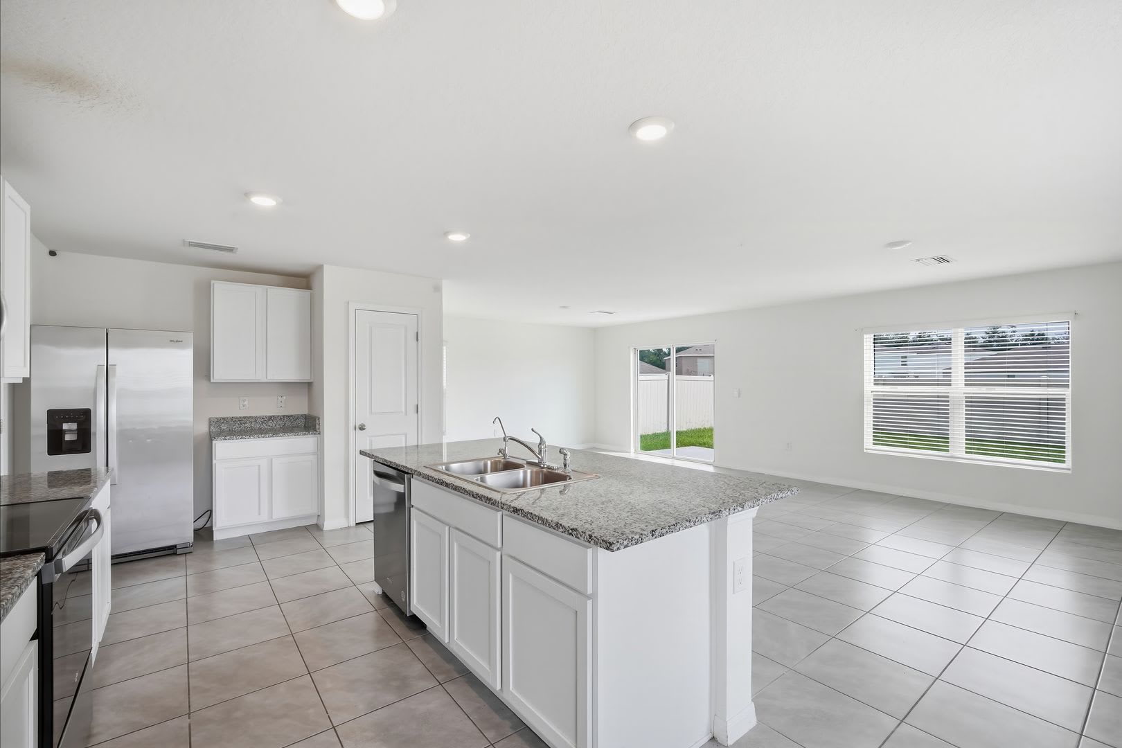 Spacious 4 Bedroom Home With Open Floor Plan 2 Car Garage Community Pool – photo 5