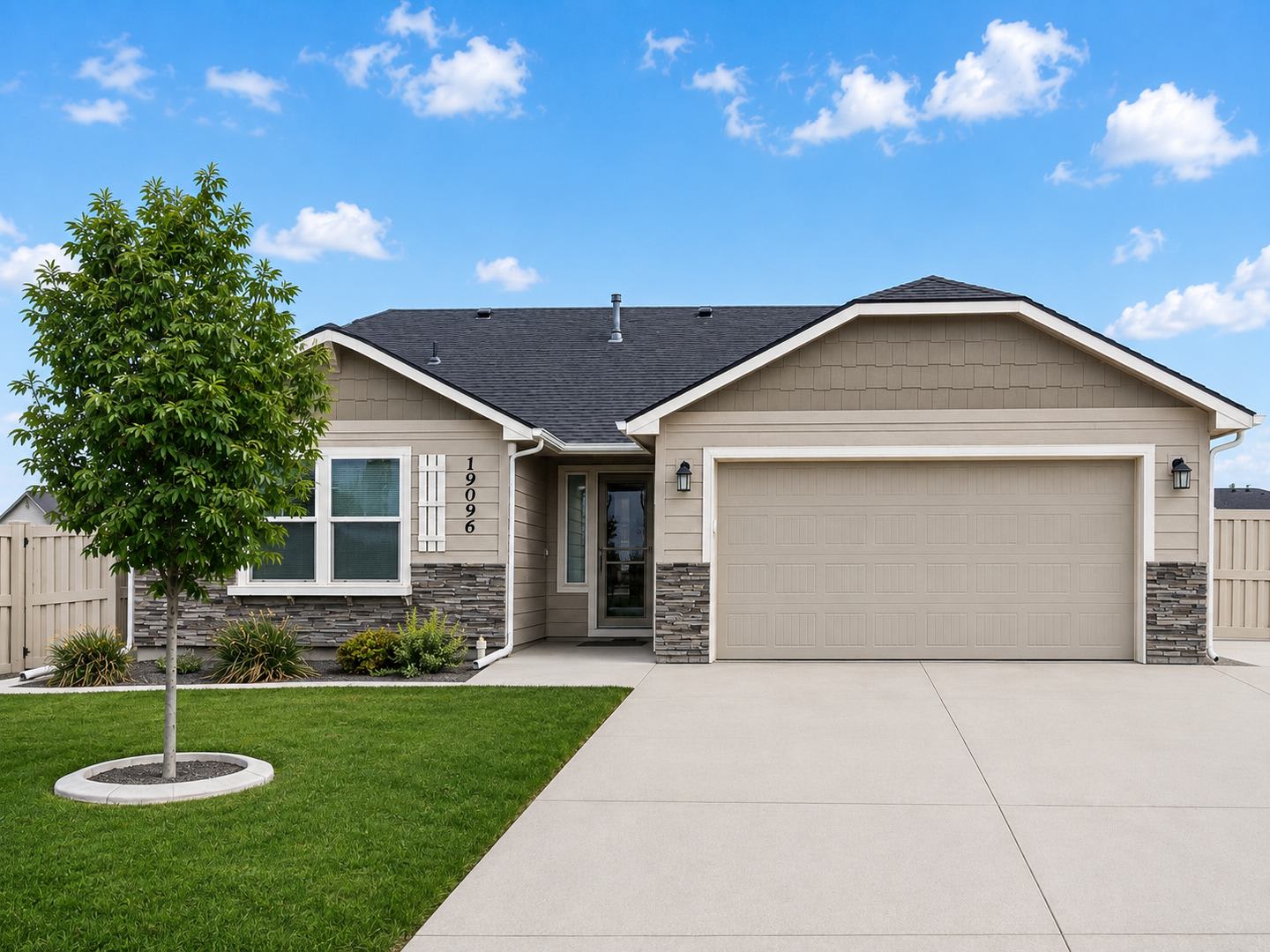 Beautiful Home with Large RV Pad and Premium Finishings – photo 1