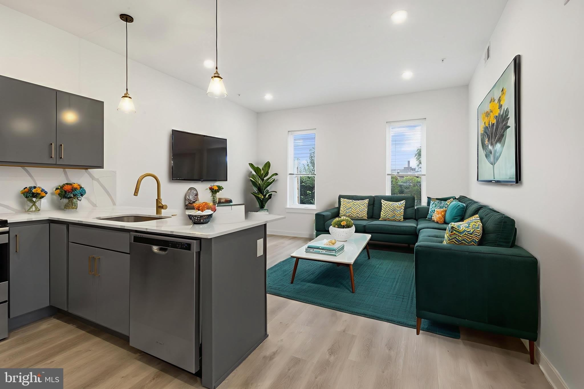 2046 E LEHIGH Avenue – photo 1