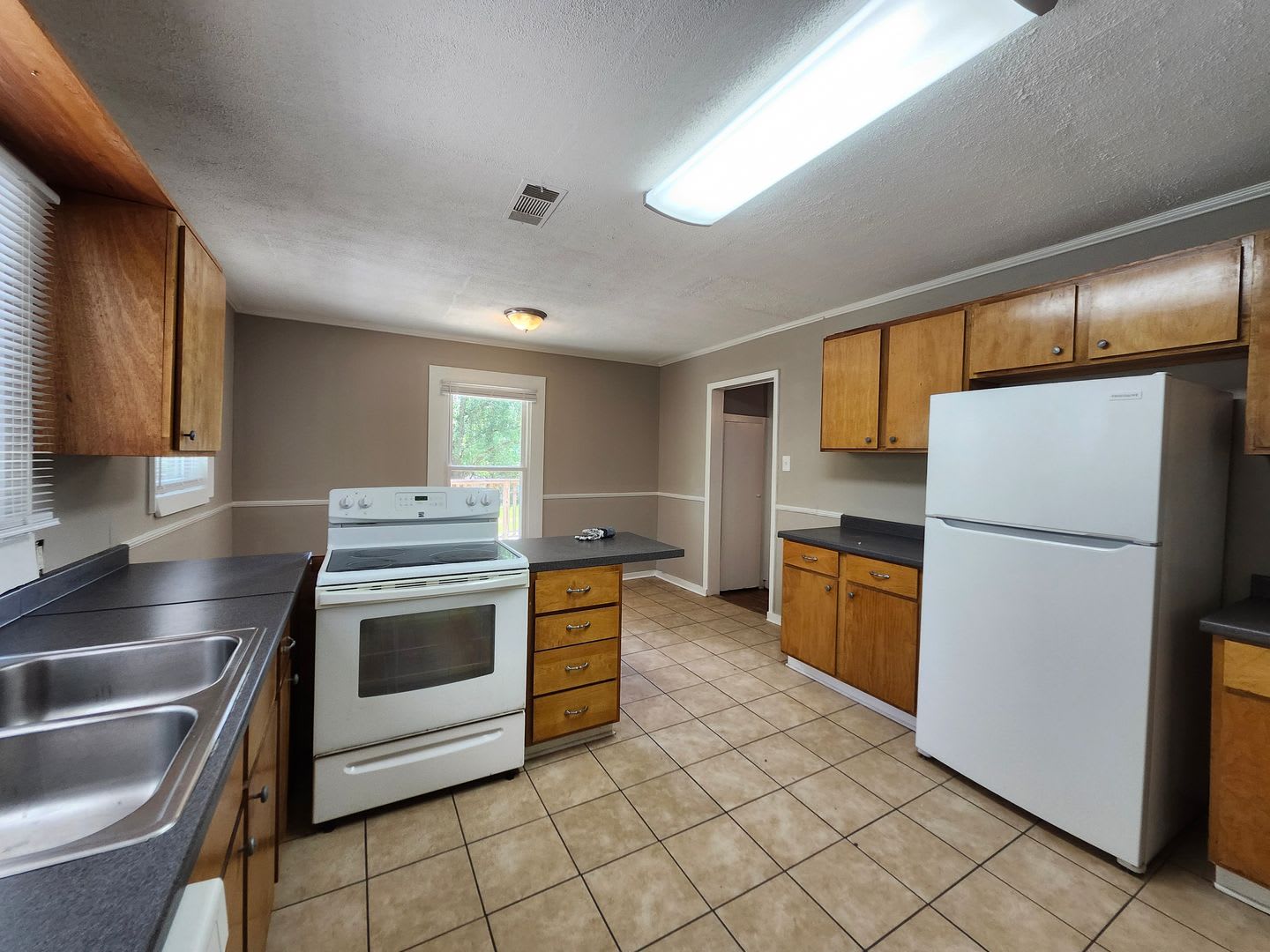 3 Bedroom 2 Bath Home With Den In Convenient Location – photo 4