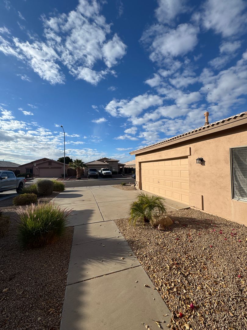 Cozy 3 Bed 2 Bath with Enclosed Den! – photo 2