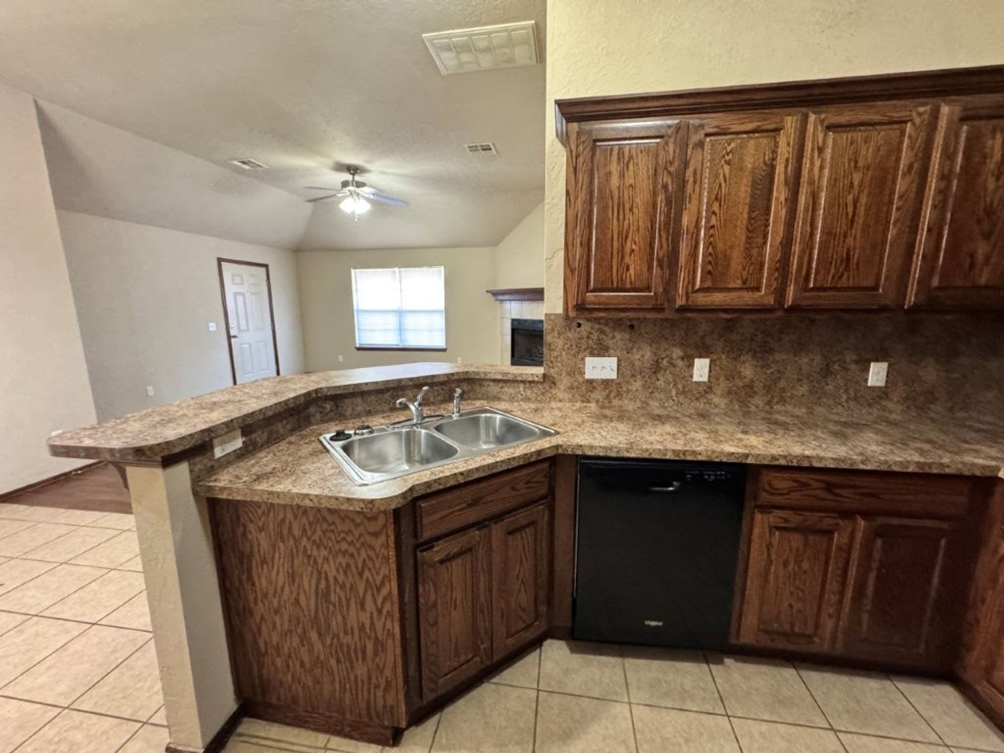 3-bedroom duplex with new carpet in the bedrooms and a 2-car garage ready for move in! – photo 5
