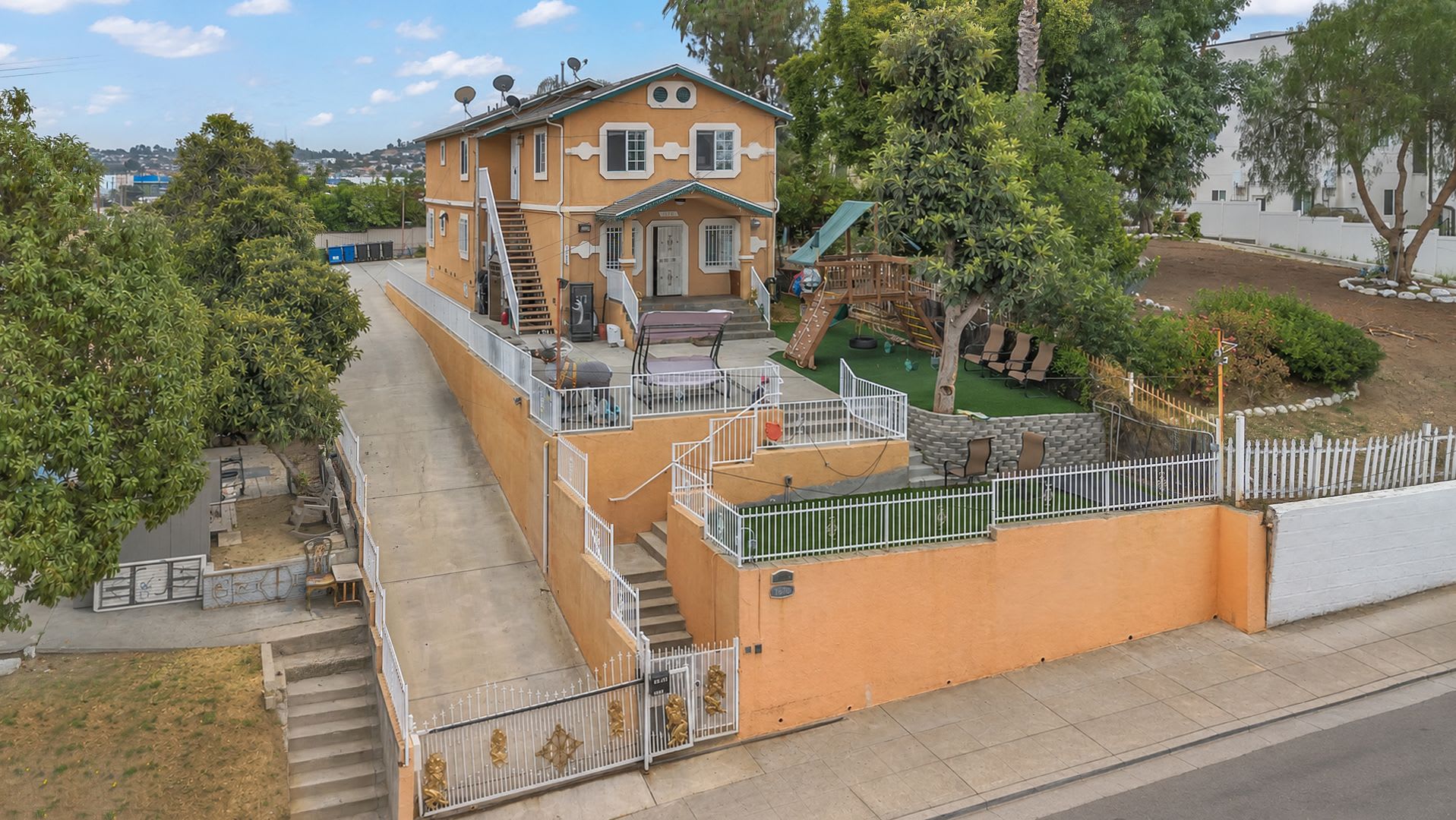 Upper Level Unit Available Spacious 4 Bedroom Home With Private Entrance – photo 2
