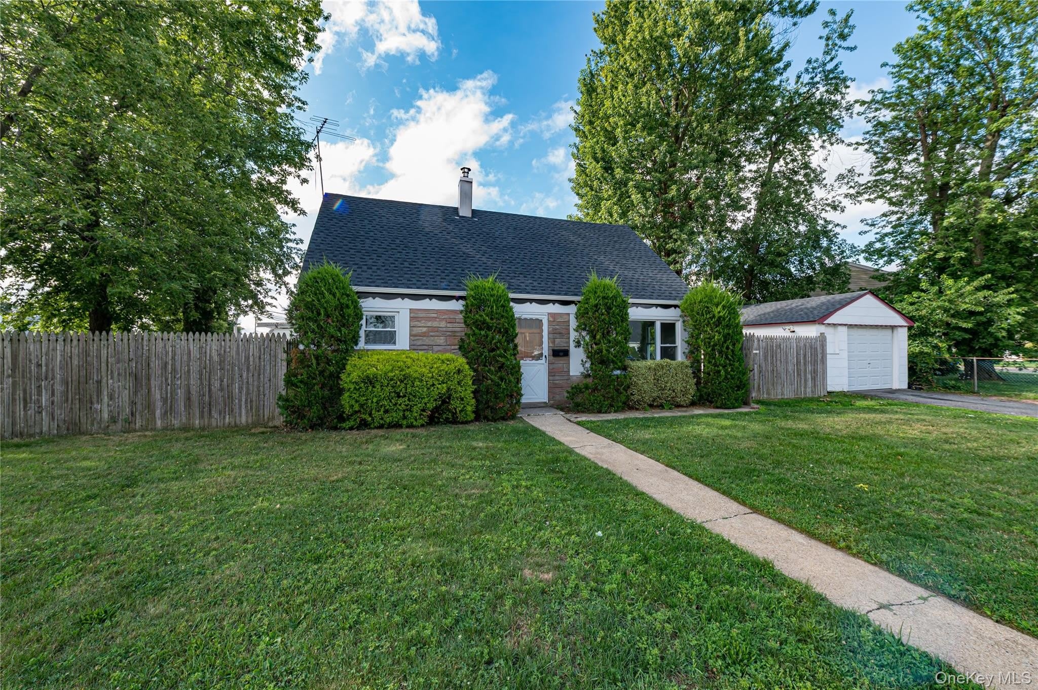 2528 Marshall Avenue – photo 2