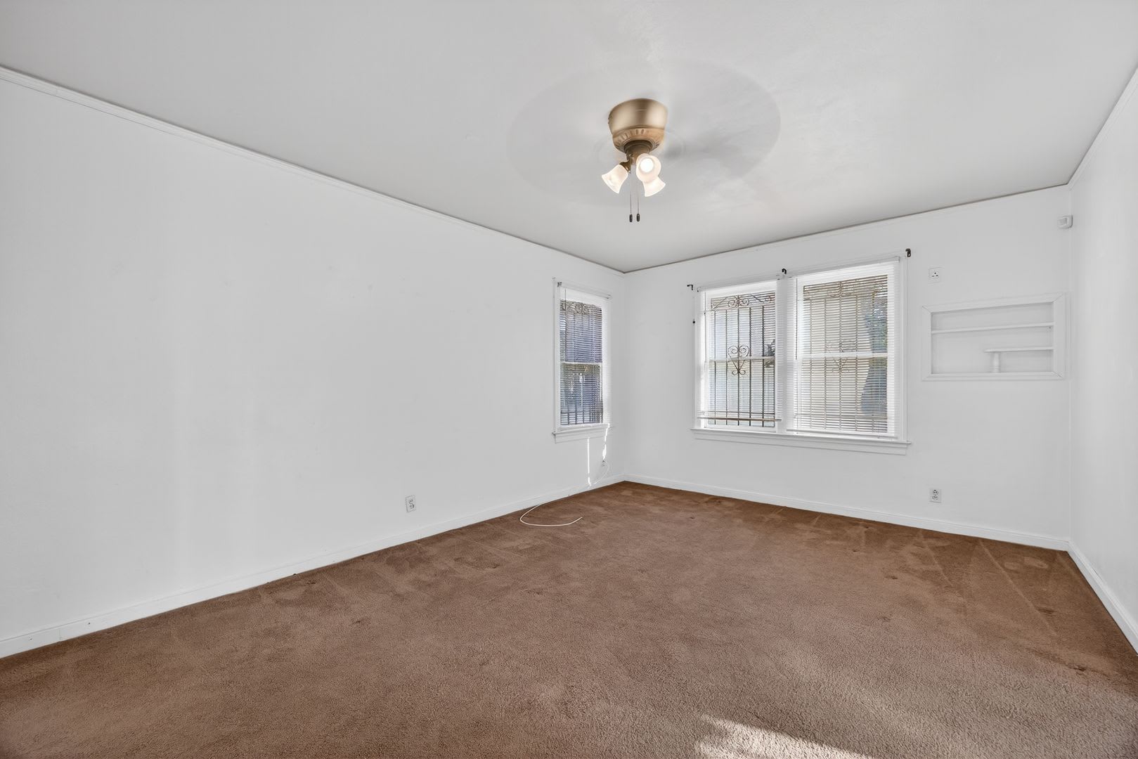 Spacious 3-Bedroom Corner Home with Garage & Private Courtyard – photo 5