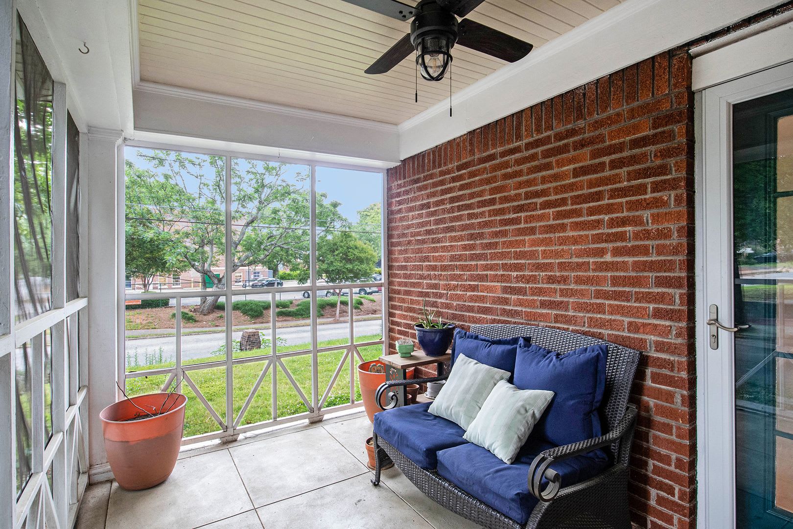 3 Bedroom 2 Bath Brick Bungalow – photo 3