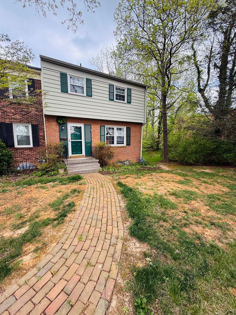 4 Bedroom, 2.5 Bath Townhouse – photo 2
