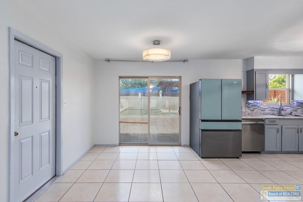 221 E Adams – photo 2