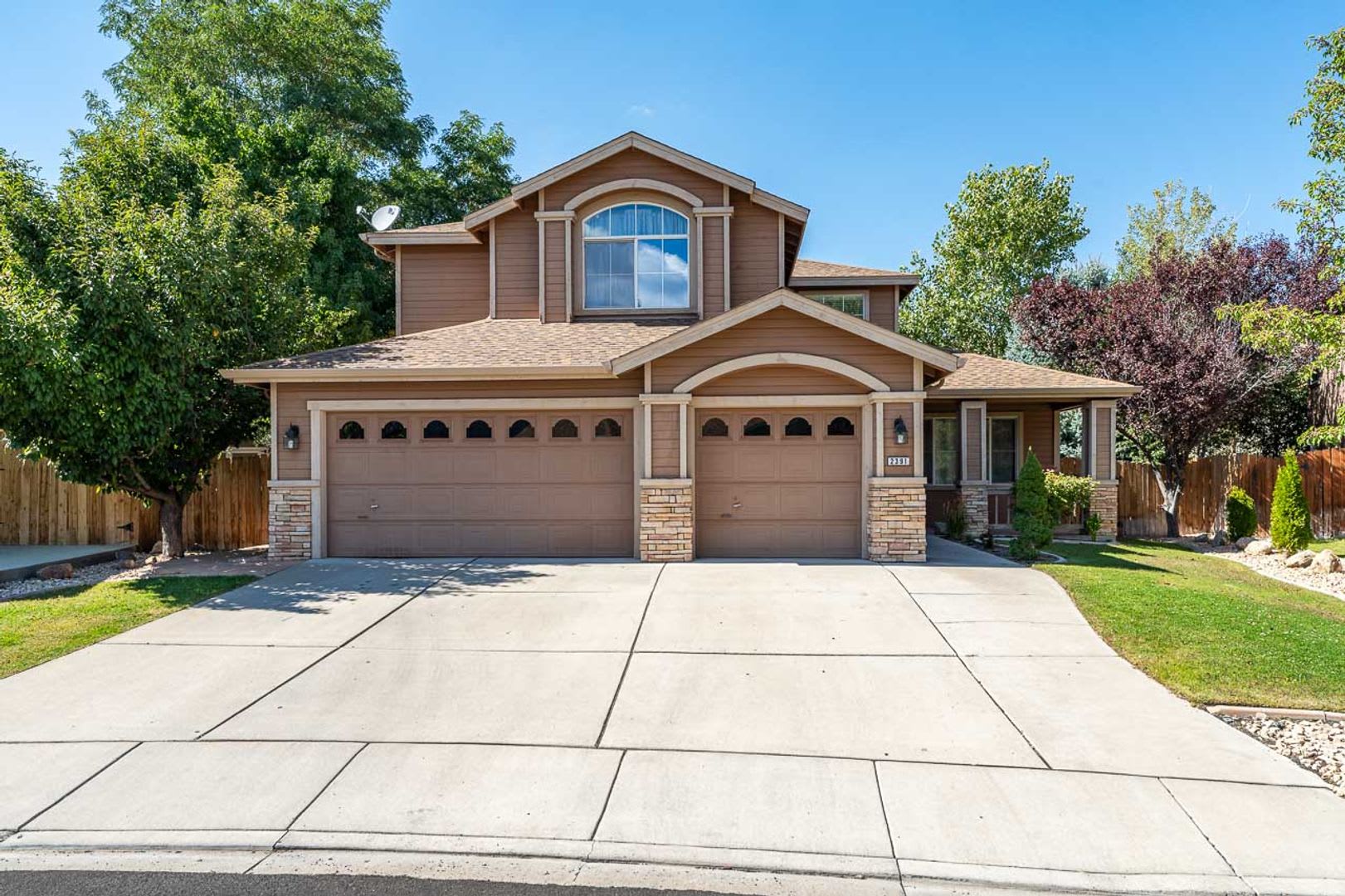 Spacious Two Story Home For Rent – photo 1