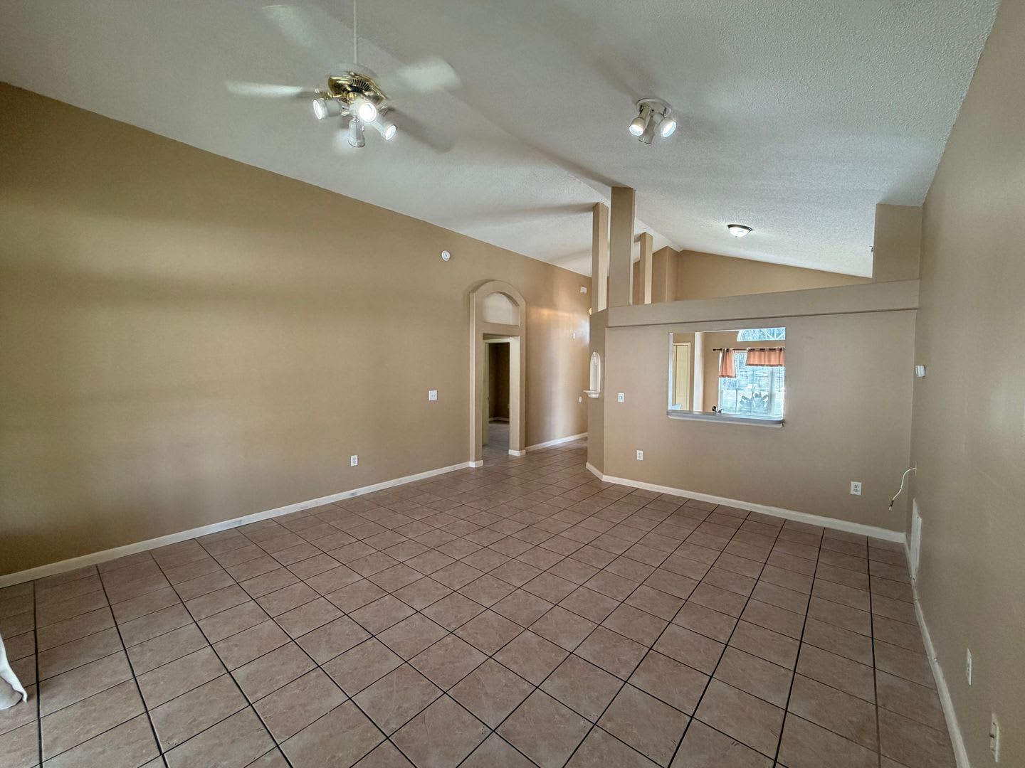 Home in Sunridge Woods Spacious 3-Bedroom – photo 4