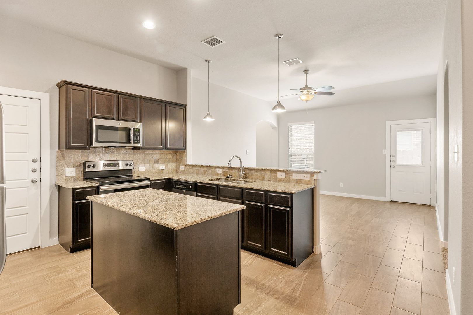 Beautiful 3 Bedroom Duplex Located in New Braunfels, Texas! – photo 4