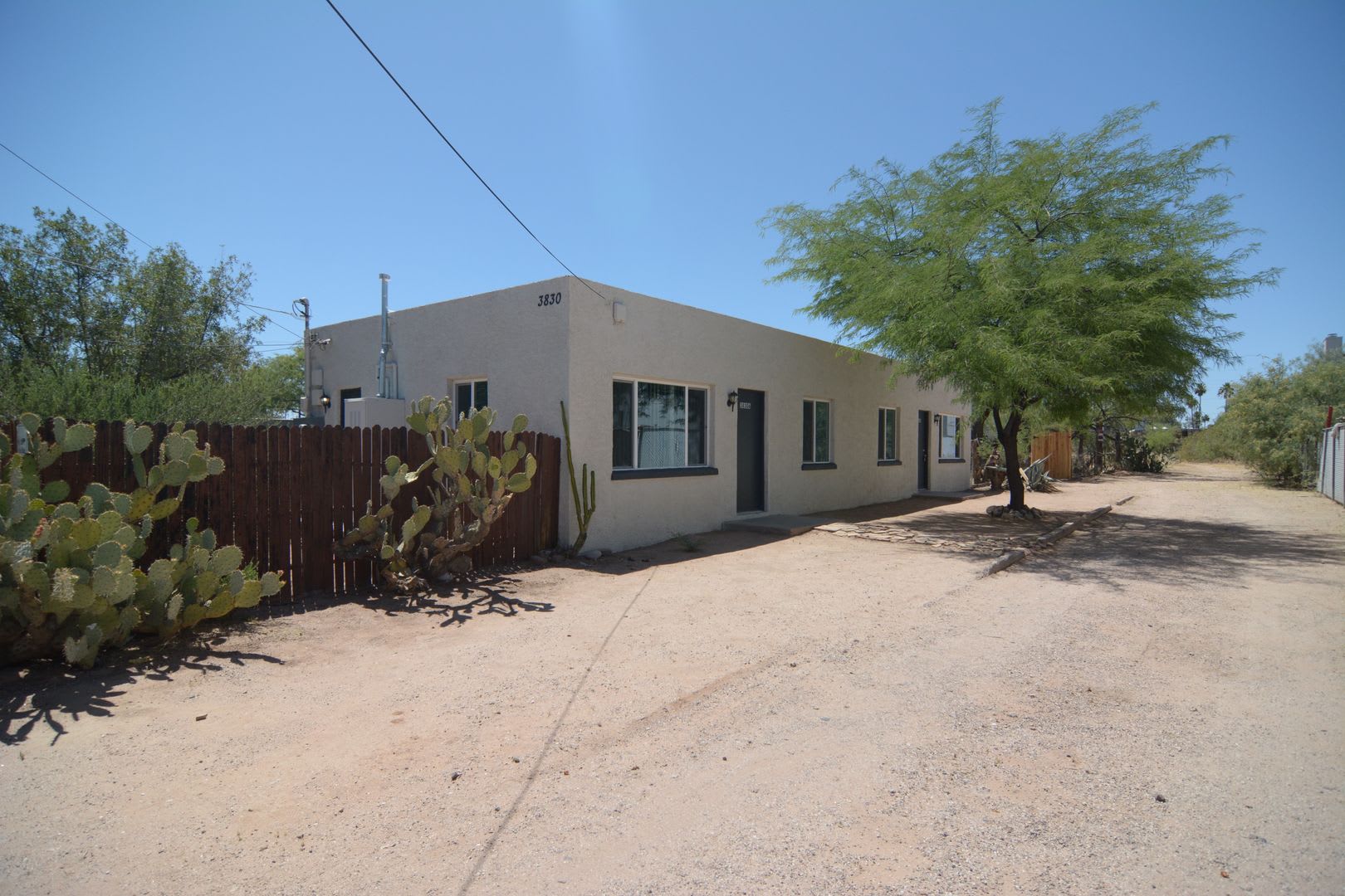 Remodeled 1 Bedroom 1 Bath Duplex! Central Tucson Location! – photo 1