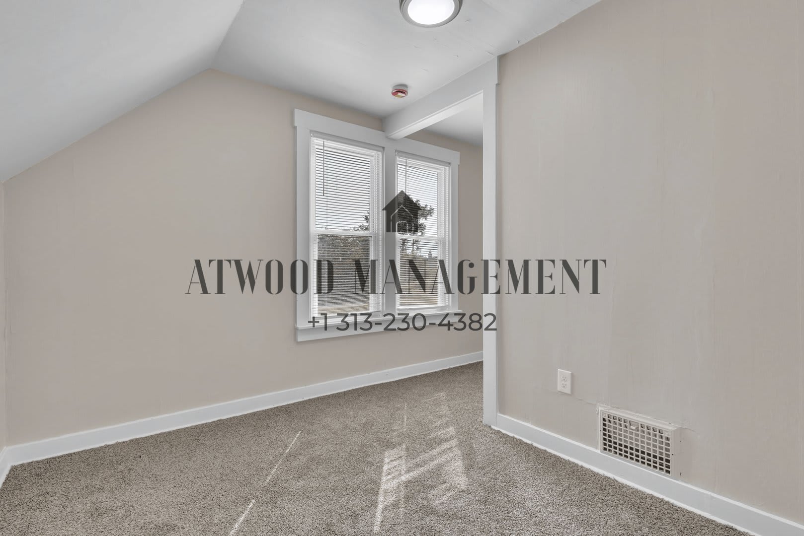 This beautifully updated 3-bedroom, 2-bath single-family home is ready for move-in! – photo 3