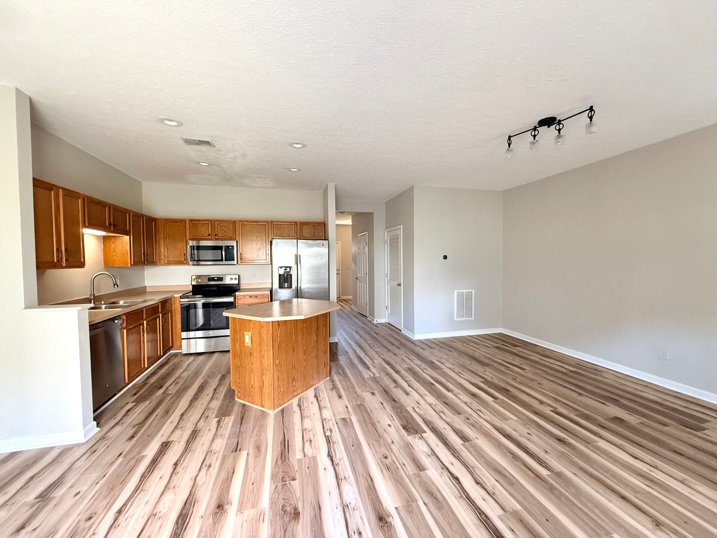 WEST NASHVILLE!!! 3/2.5 Townhouse – photo 4