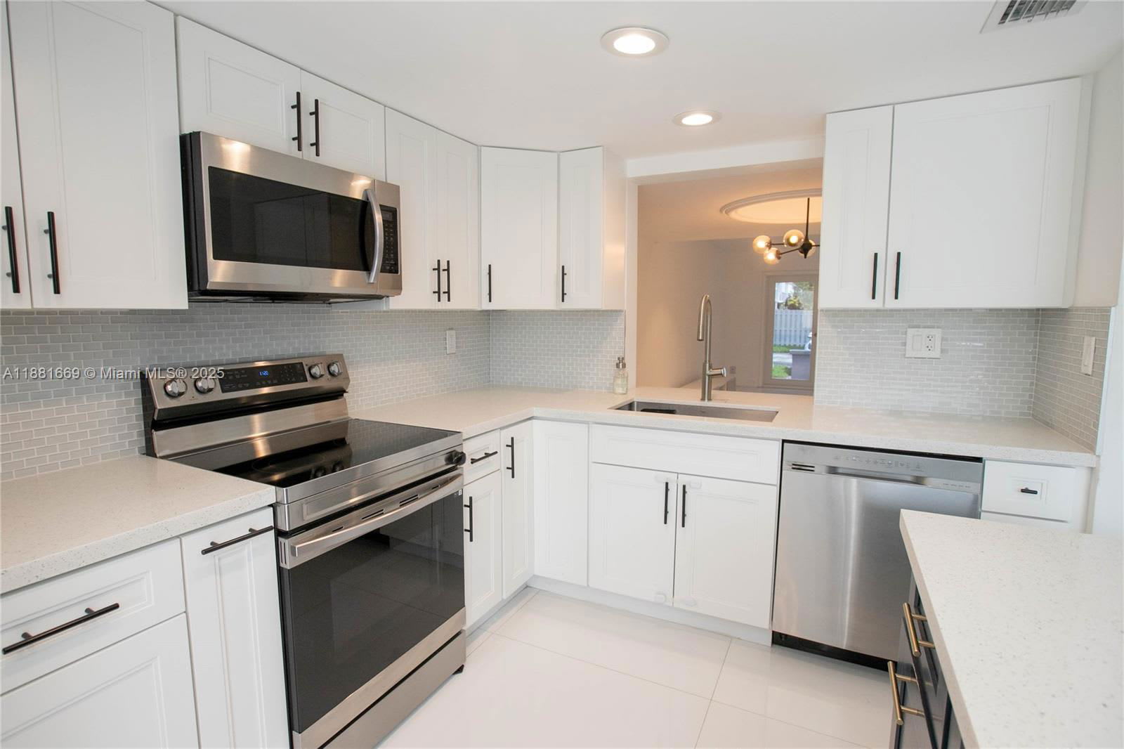 2714 Northeast 8th Street – photo 3