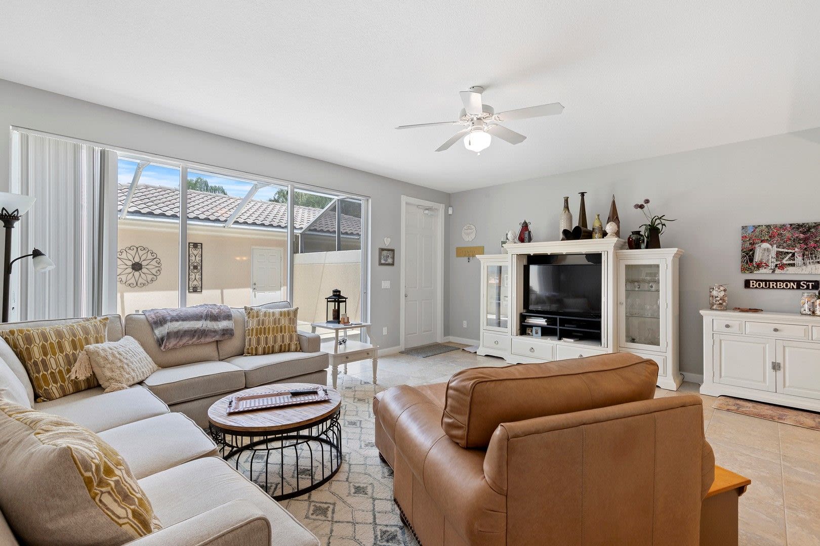 Beautiful FURNISHED 3/3 Cayman town home available now! – photo 4