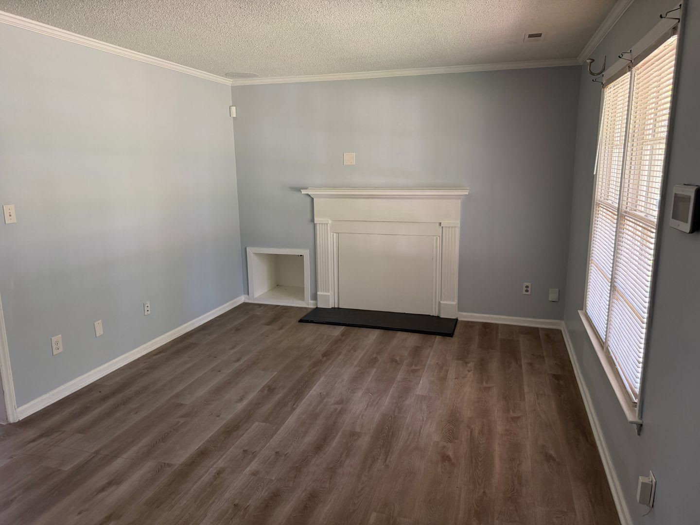 Spacious 4 Bedroom Home with Large Fenced Yard & Back Deck – photo 2