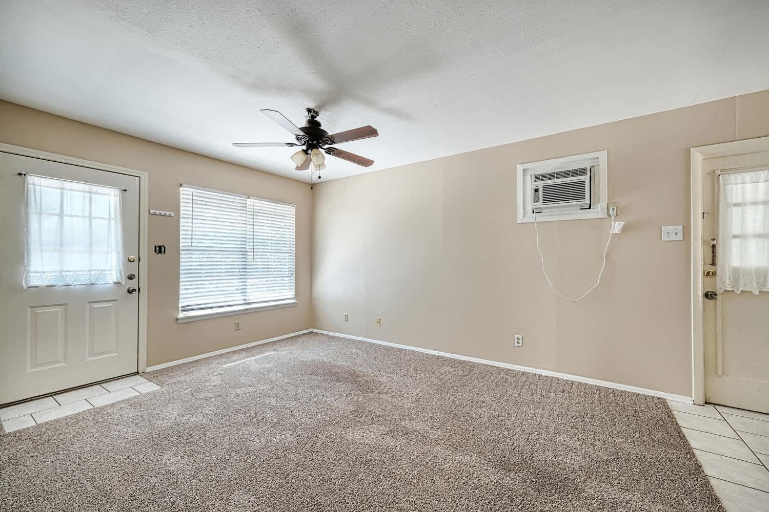 Cute 3/1 with carport! – photo 3