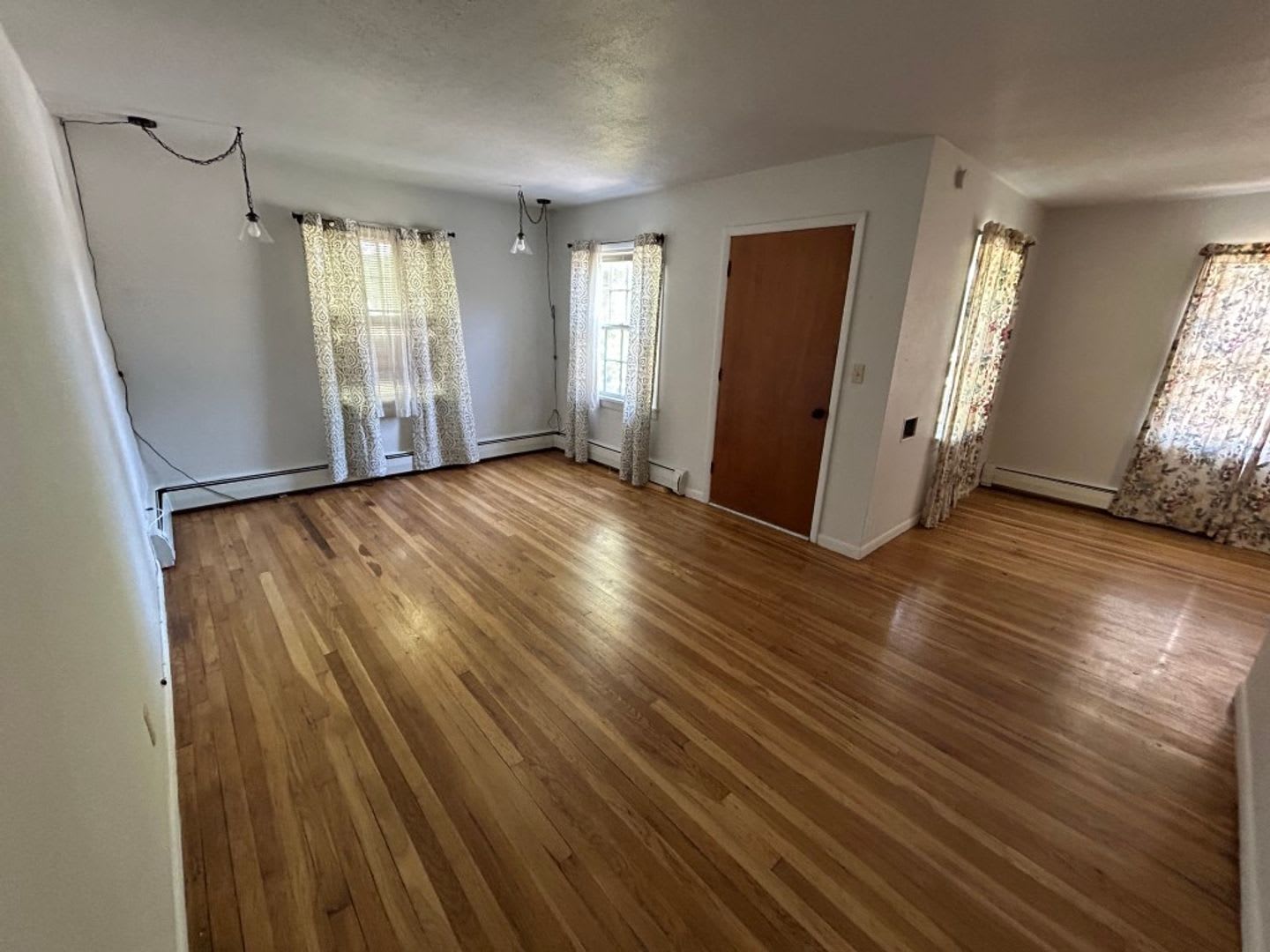 4 Bedroom 1 5 Bath House With Washer And Dryer And Fenced Back Yard – photo 5