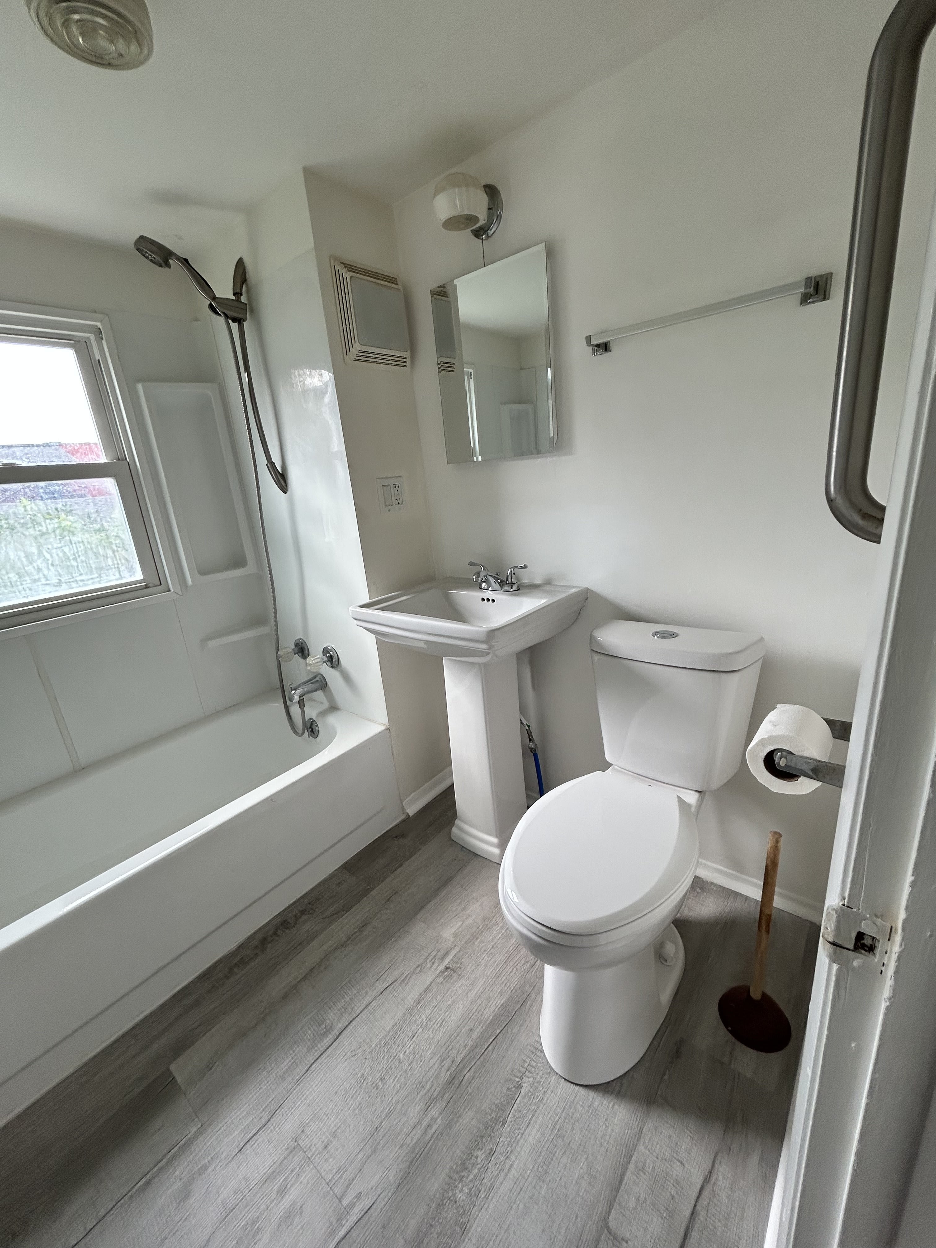 133 Springdale St – photo 5
