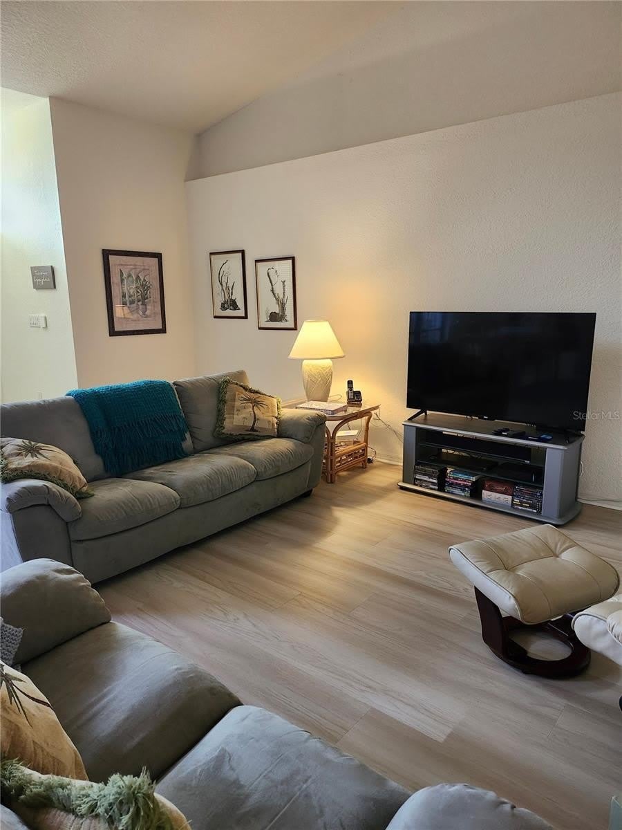 1287 AKEN STREET – photo 4