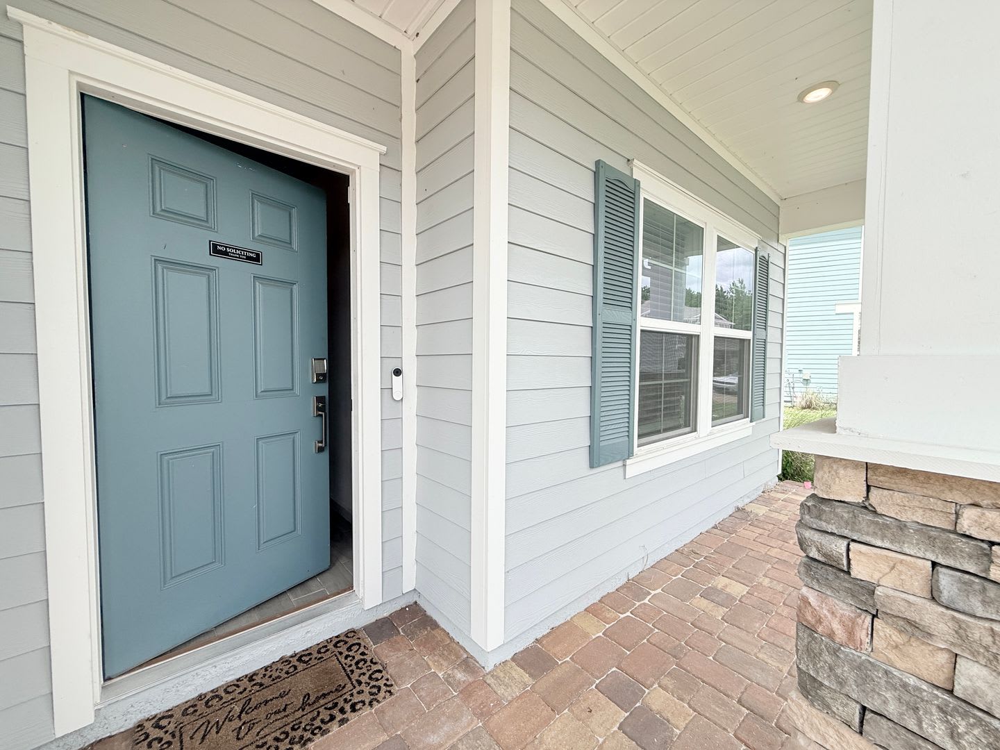 Spacious 4BR Home with Office, Loft & Lake Views – photo 3
