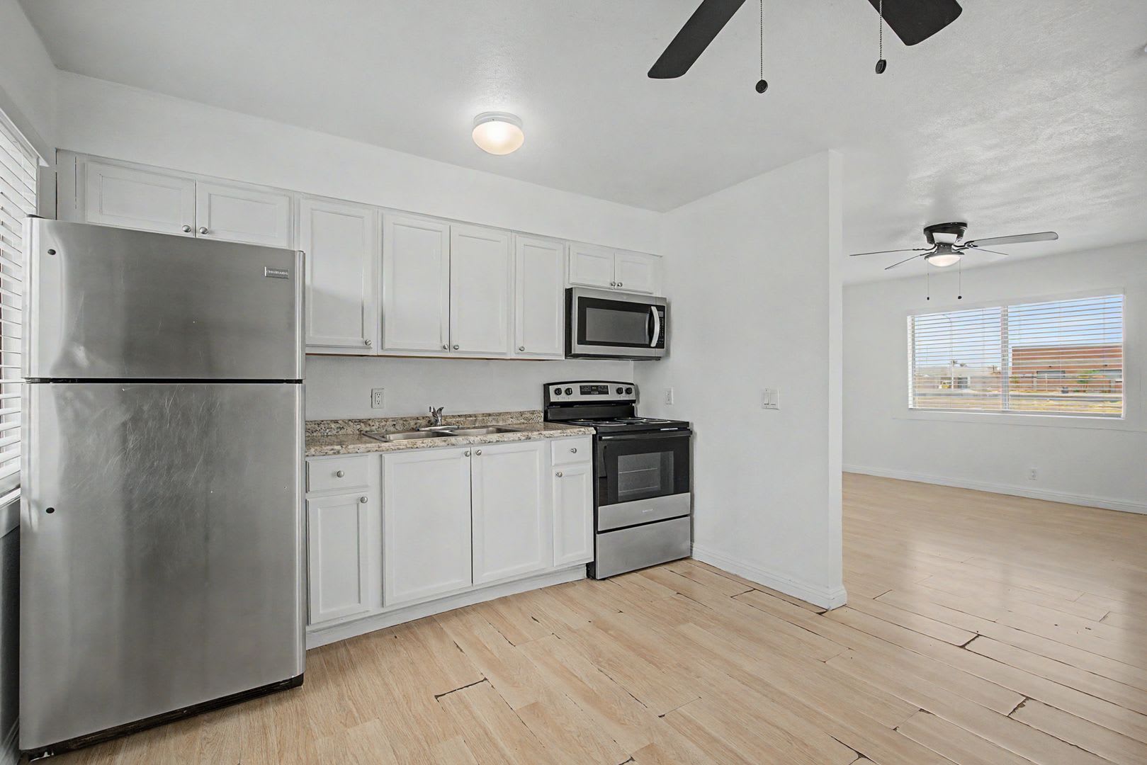 *** Two bedroom home with yard *** – photo 4