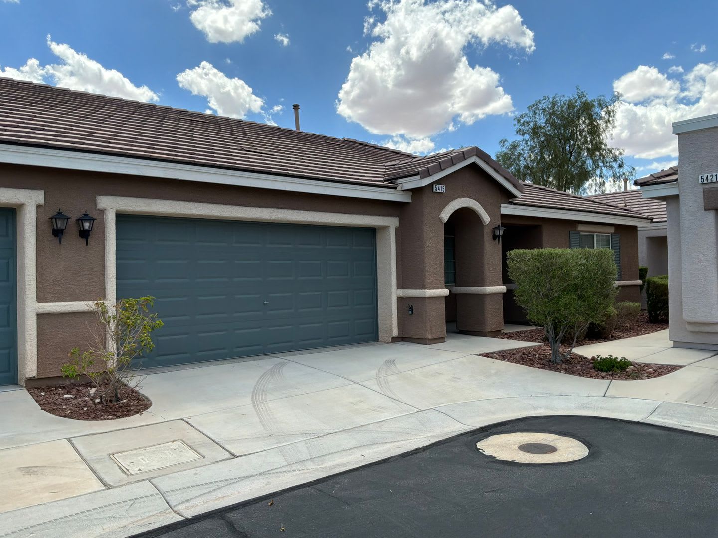Single story Townhouse 2 bedrooms 2 bathrooms 2 car attached garage located in a gated subdivision – photo 1