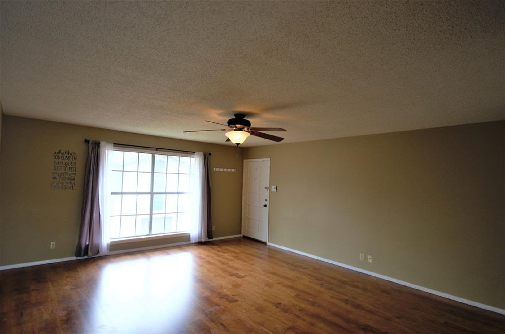 LARGE 2 bedroom 2 bath Condo close to Shopping, dinning and entertainment! – photo 2