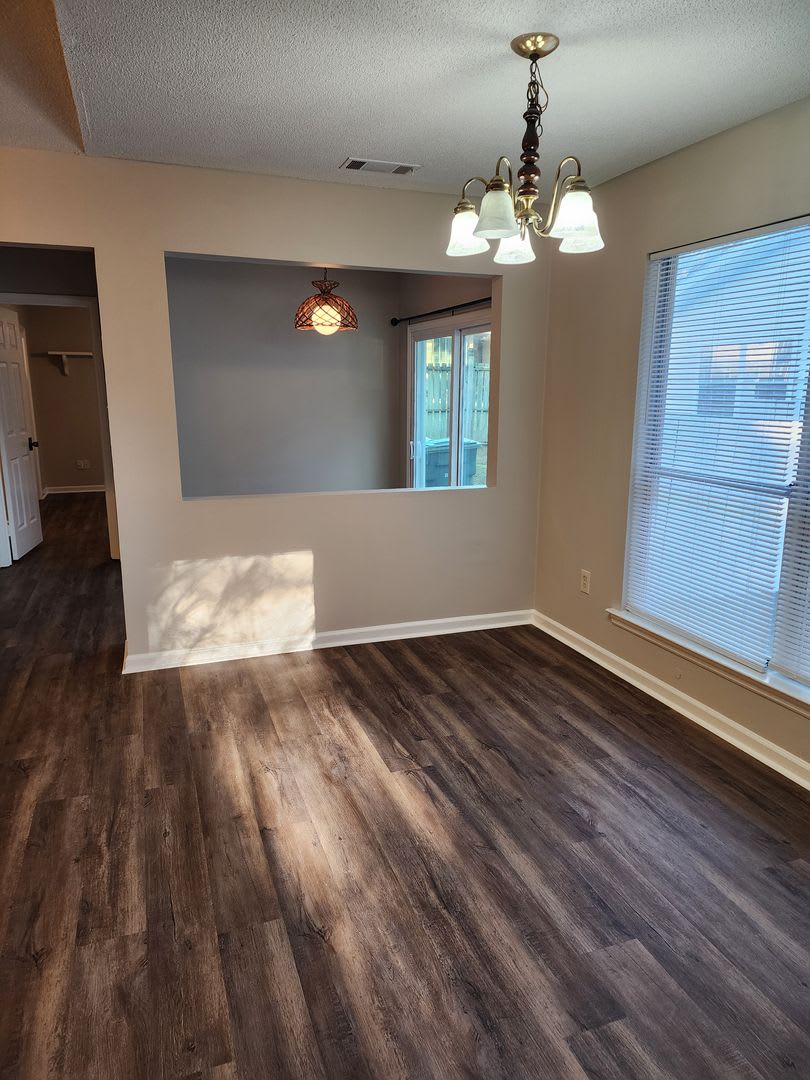 Available Mid September Spacious 2 Bedroom 2 Bath Townhome With Walk In Closets Fireplace And Washer Dryer Included – photo 4
