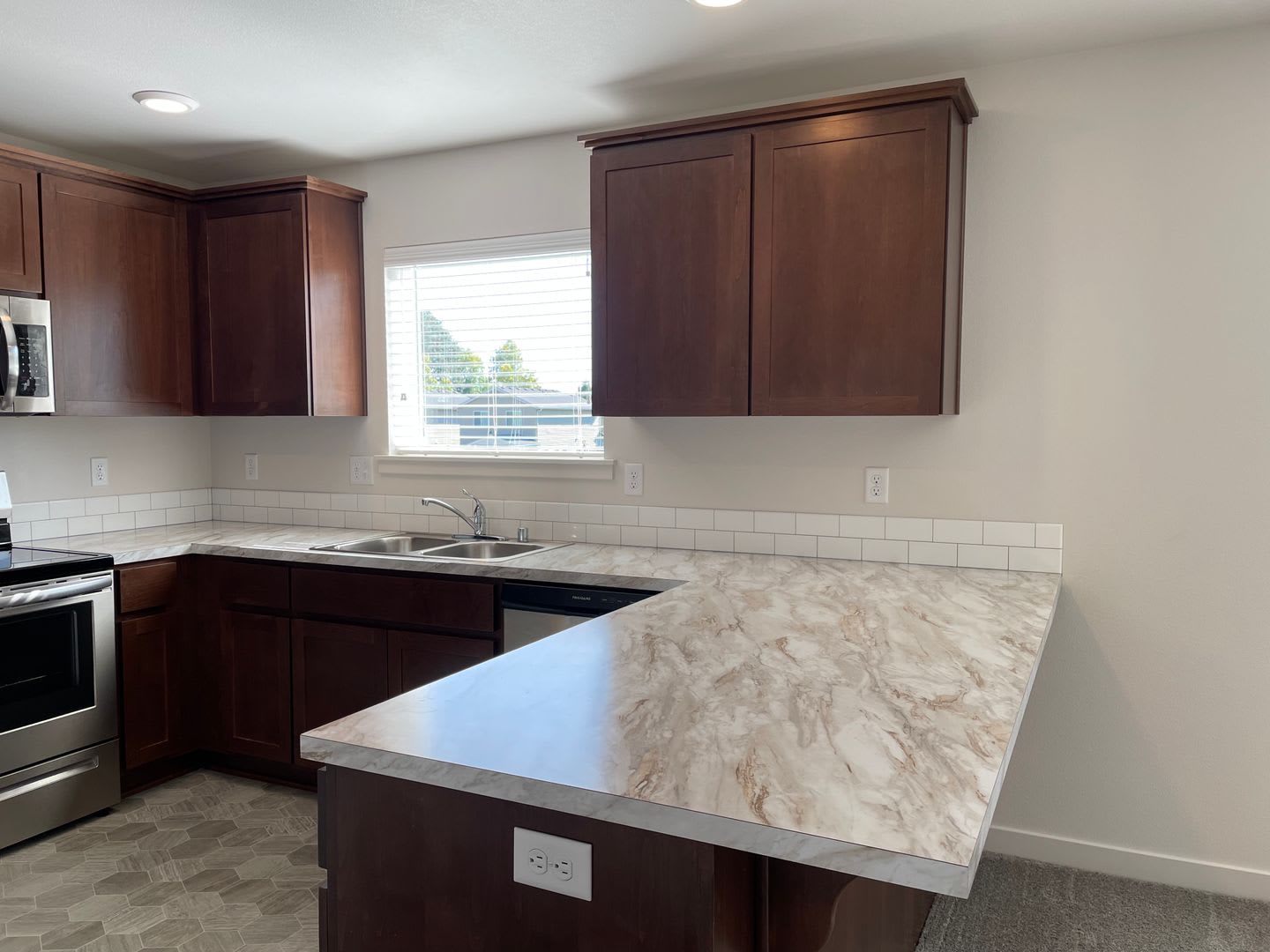 C221 Daybreak Gardens Apartments – photo 4
