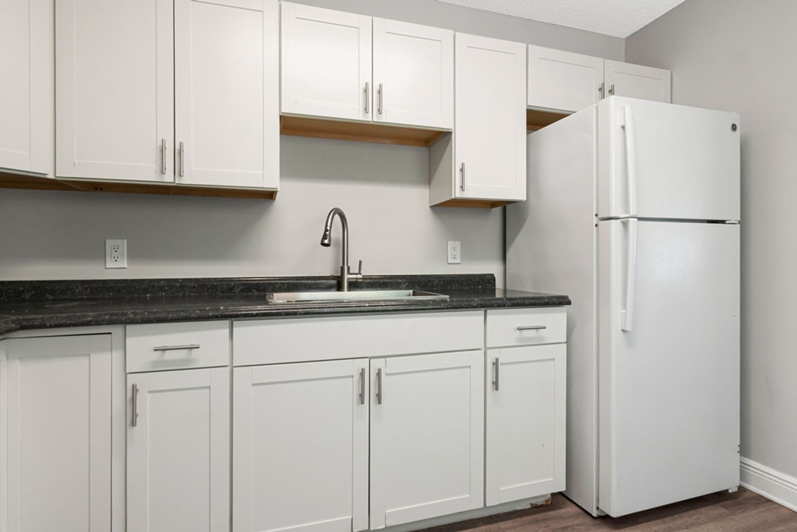 Renovated 3 Bedroom 2 Bath Lawn Care And Trash Included Minutes From Super Target And Publix – photo 4