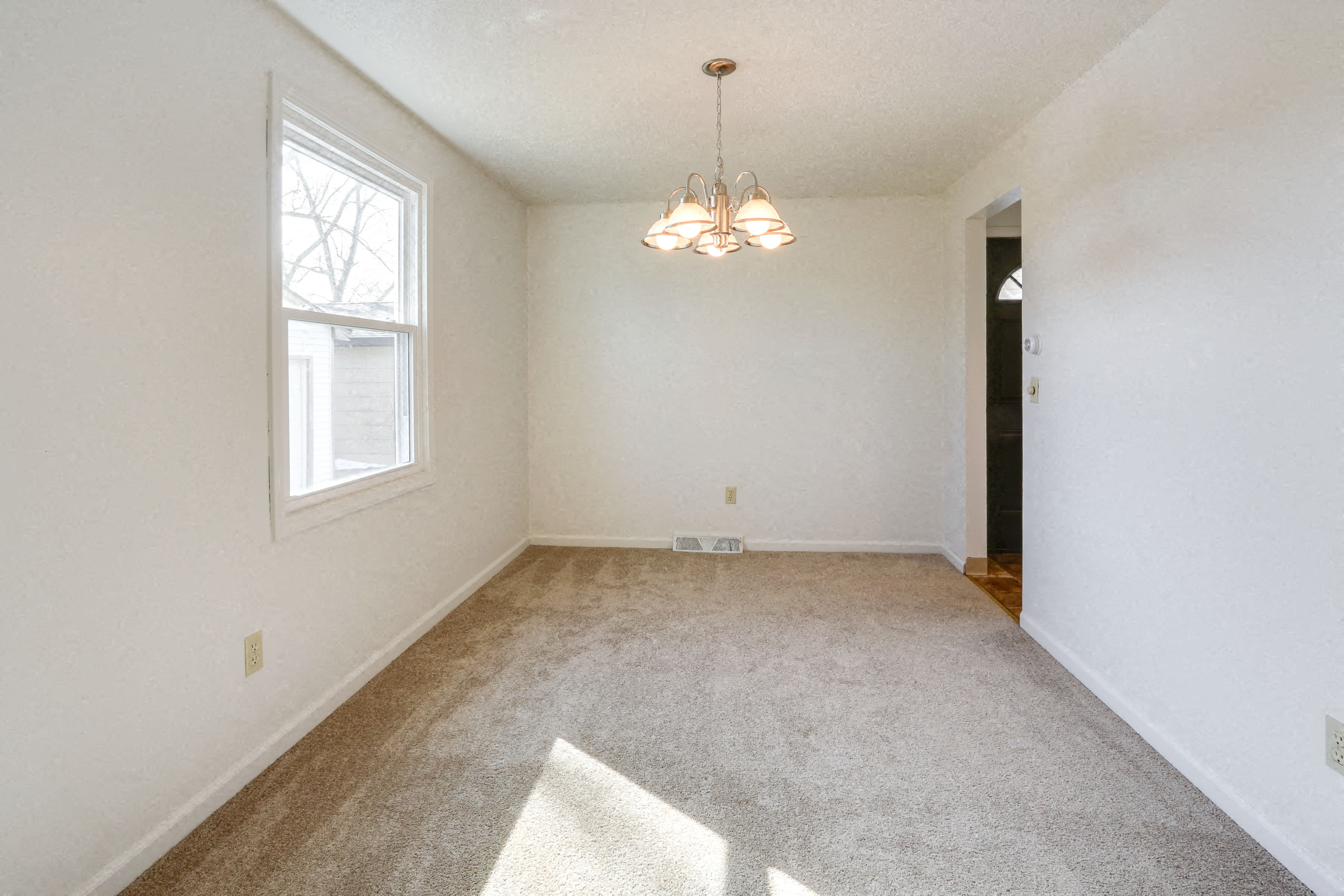 383/385 Kaymar Drive – photo 3