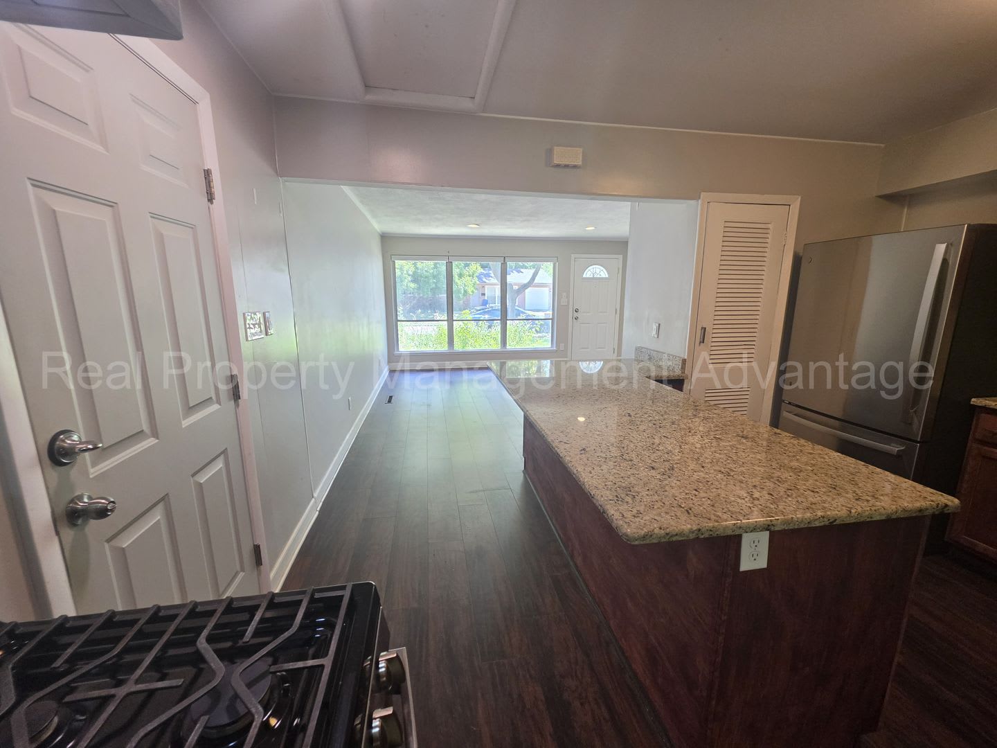 Updates Everywhere! 2/3 Bedrooms in Oak Park – photo 5