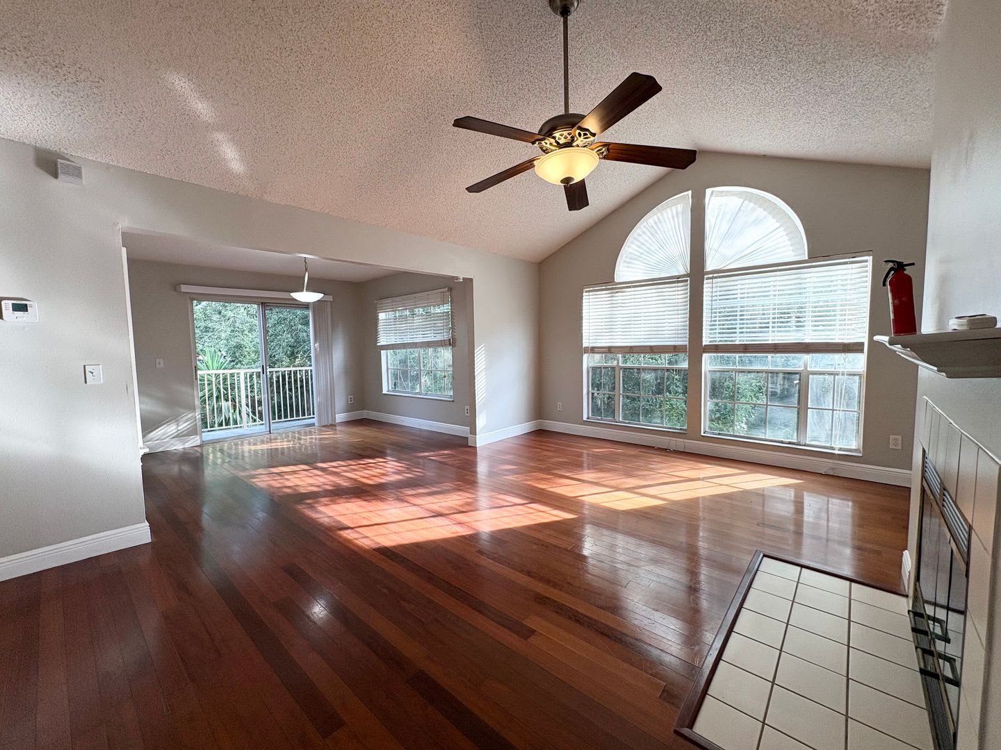 Charming 3B/2B Carpet Free Condo – photo 3