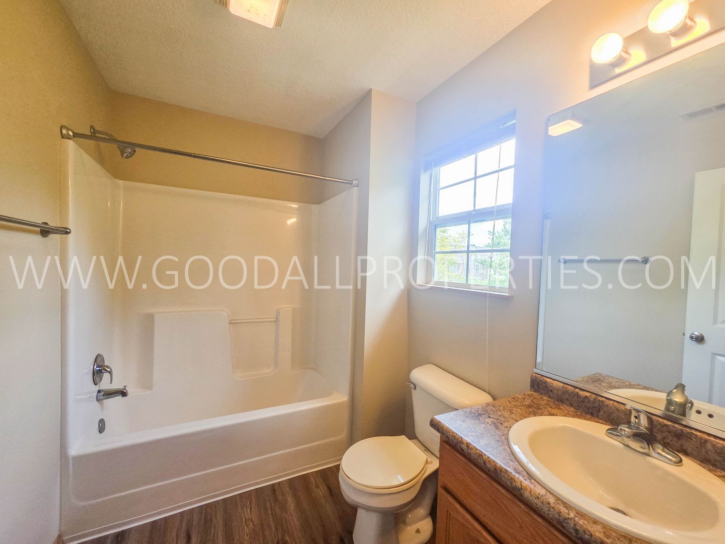 Price reduction!! 2-Bedroom, 2.5-Bath Urbandale Townhome with Attached 2-Car Garage – photo 5