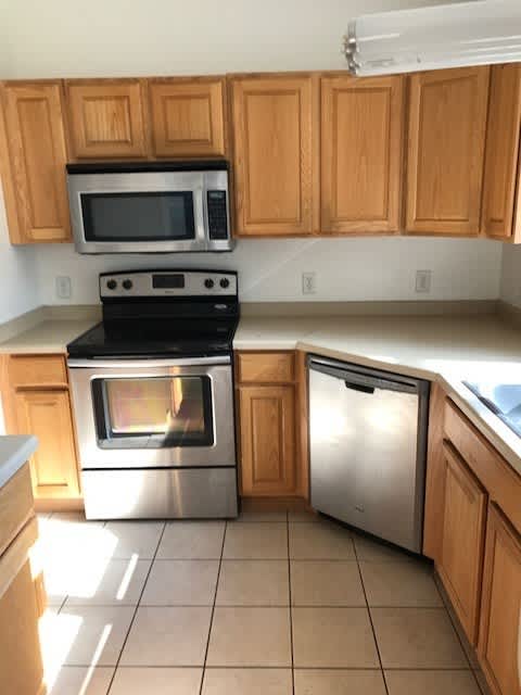 Spacious 4 bedroom, 3.5 bathroom duplex in desired location near Hilldale Mall – photo 3