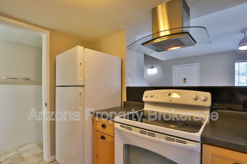 851 E Cochise Dr – photo 2
