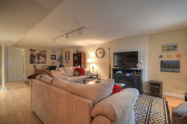 556 W Belden Ave – photo 2