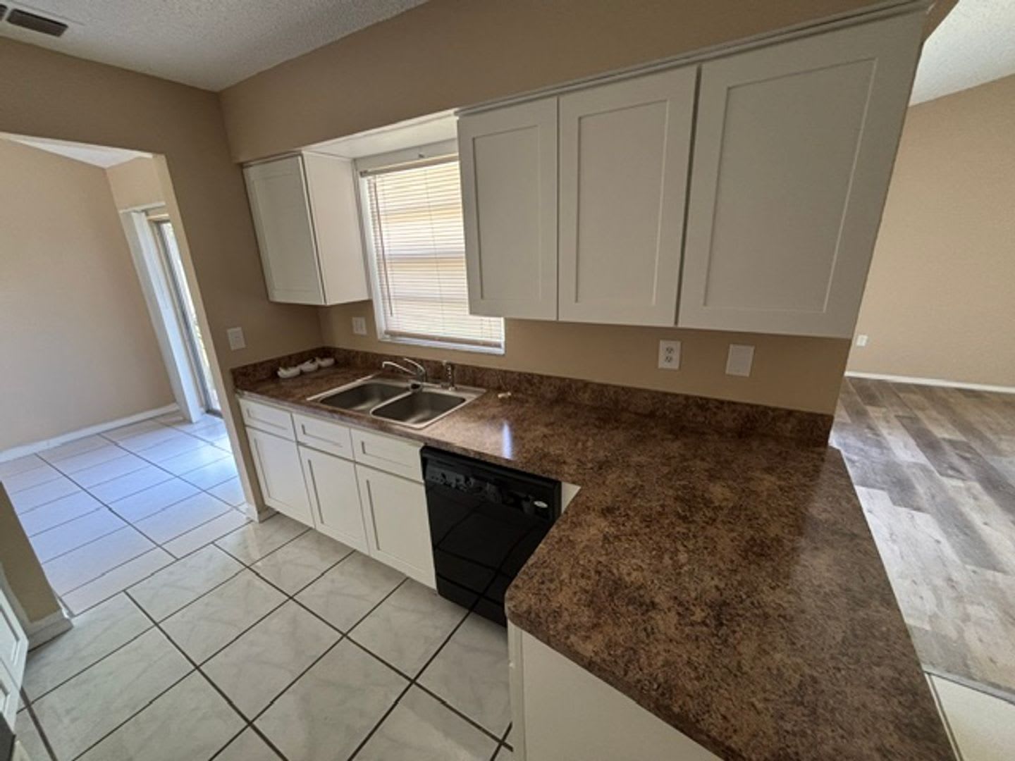 3 Bedroom, 2 Bath, 2 Car Garage Rental – photo 2