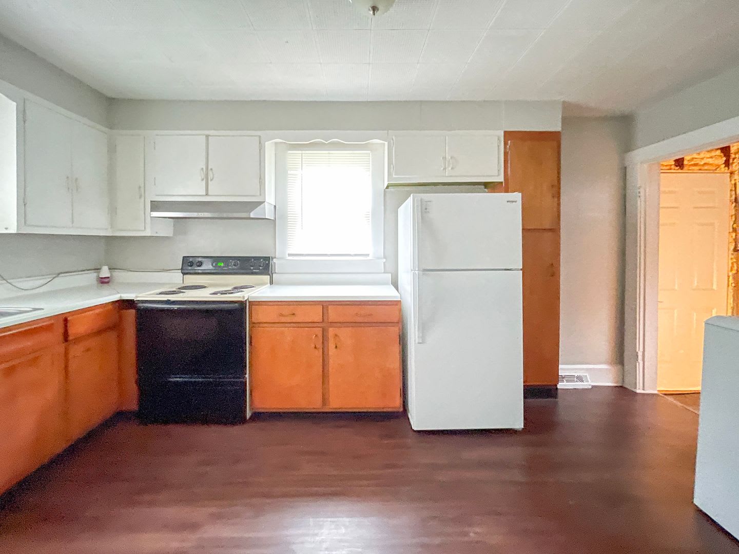 PRELEASING for AUGUST! Close to Campus: Dishwasher and Washer/Dryer Included – photo 2