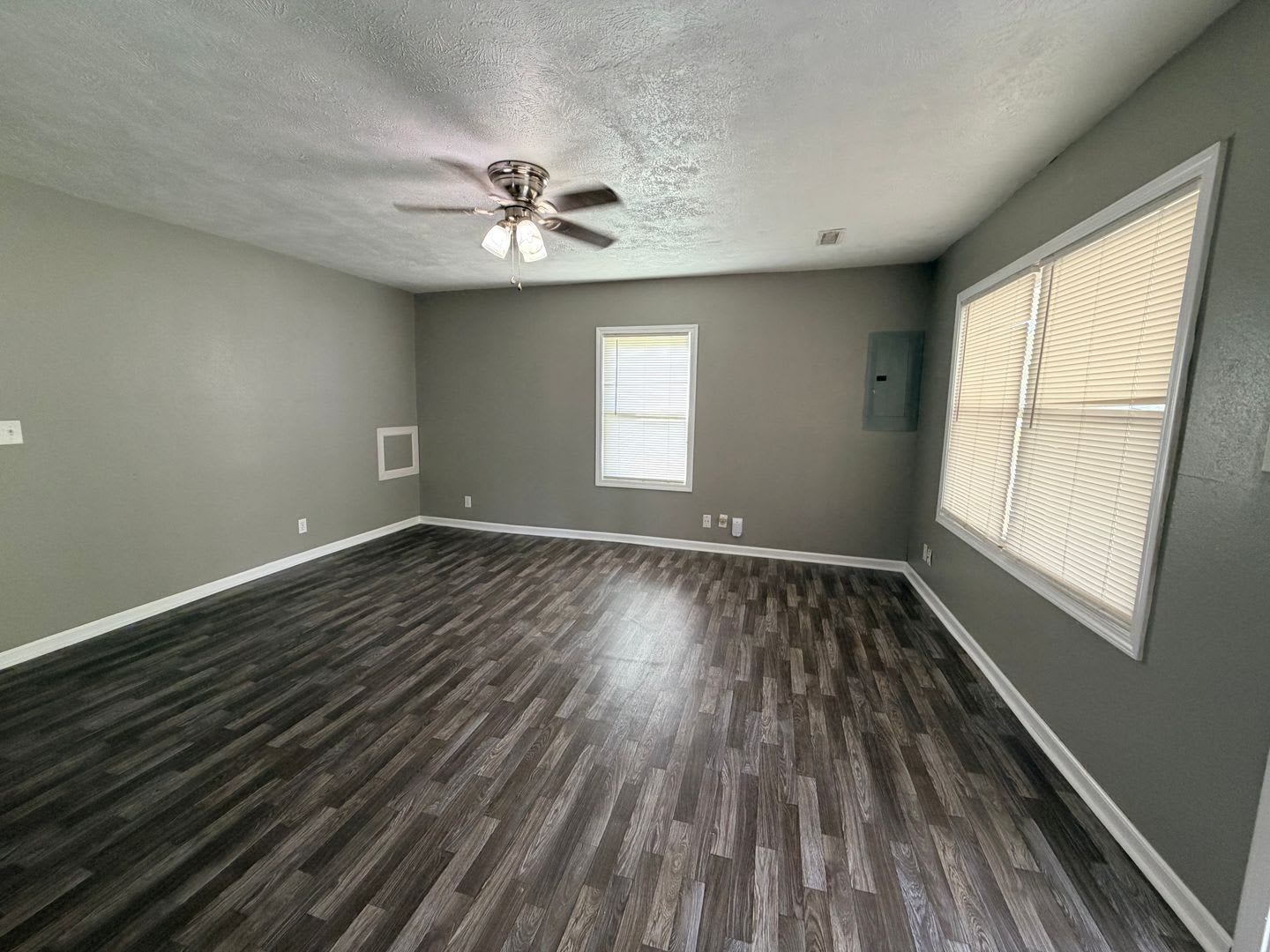 3 Bedroom 2 Bathrooms with Fully Fenced In Yard AVAILABLE NOW!!! – photo 4