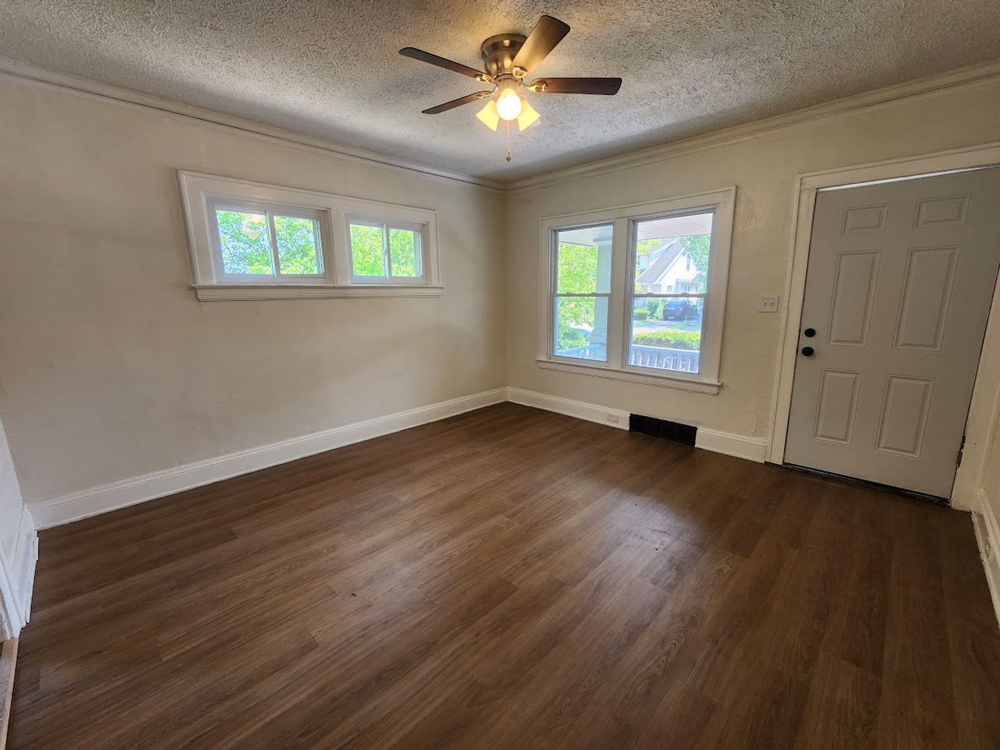Remodeled 3 bed 1.5 Bath home – photo 3